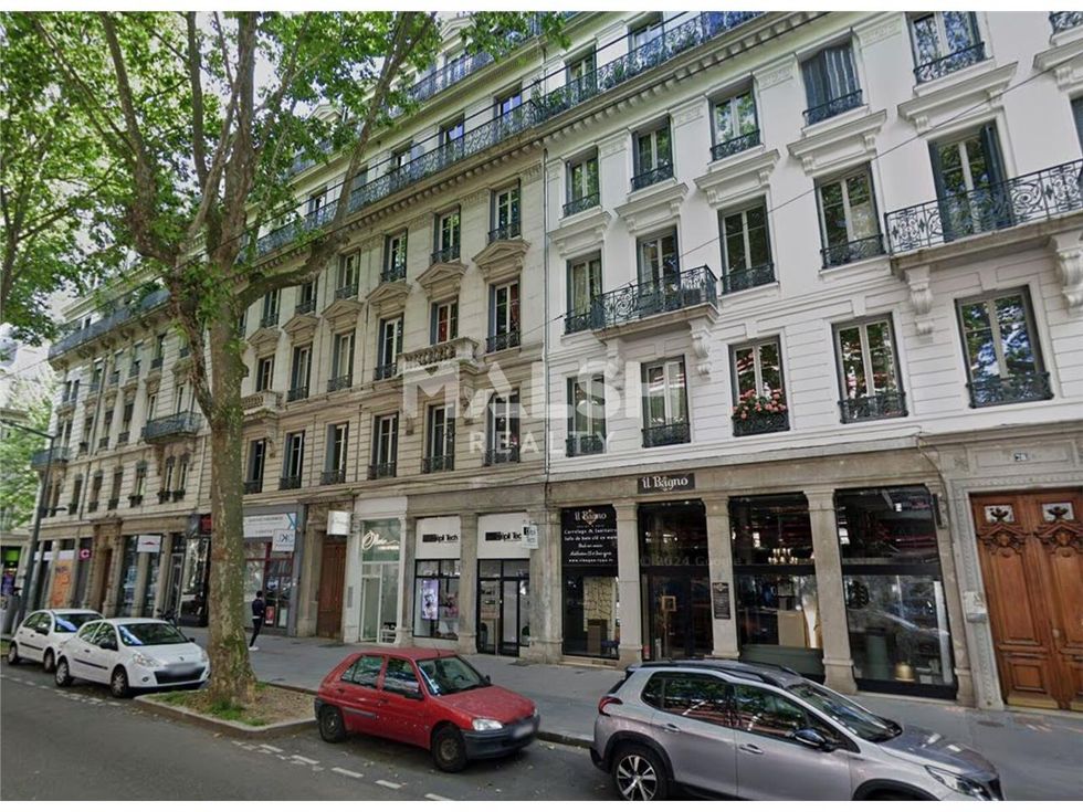 Nous vous proposons à la location un local commer
