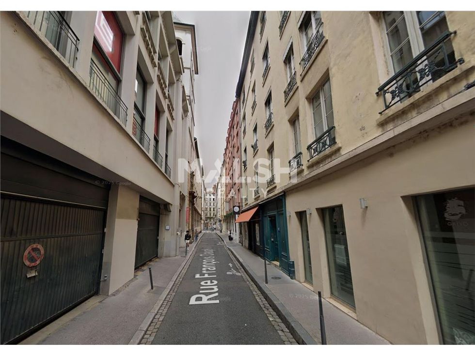 Nous vous proposons à la location un local commer