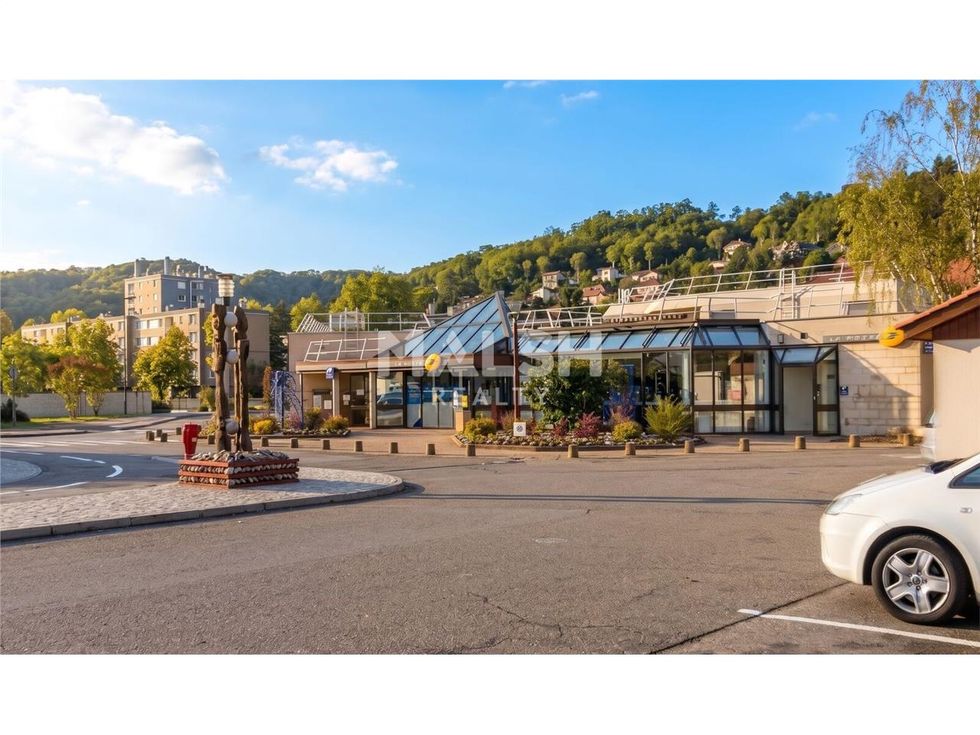 Nous vous proposons à la location un local commer