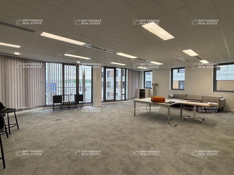 2185 m² pour ce bureaux en vente à Vénissieux