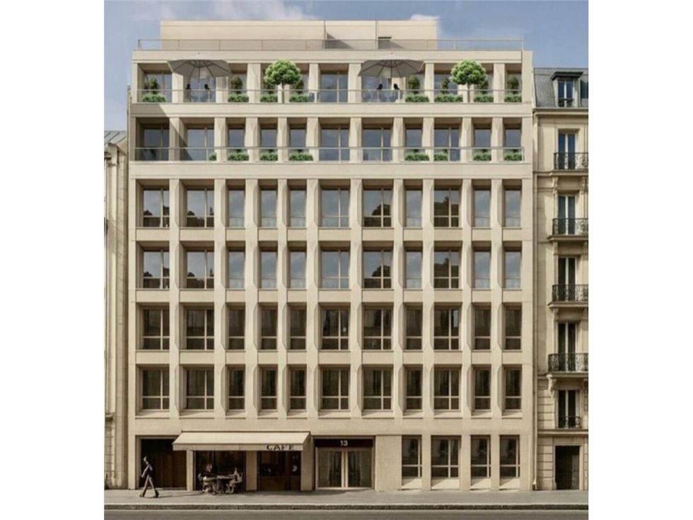 Dans un immeuble moderne de bureaux, situé près d