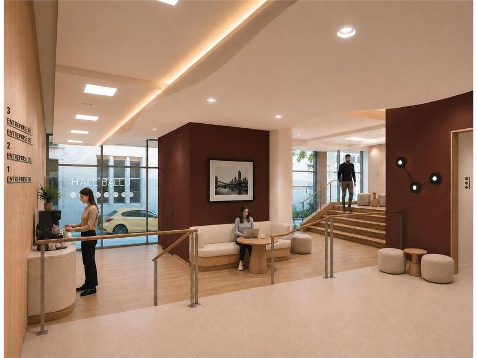 Dans un immeuble moderne de bureaux, situé près d