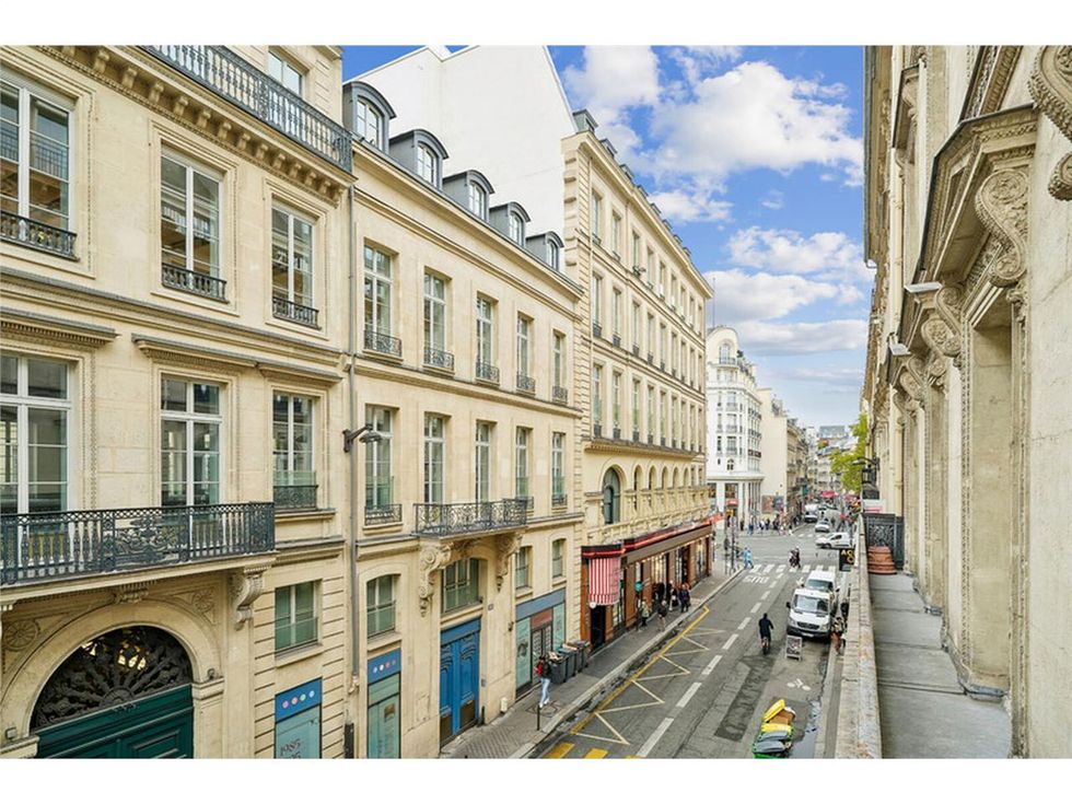Située entre les Grands Boulevards et la place de