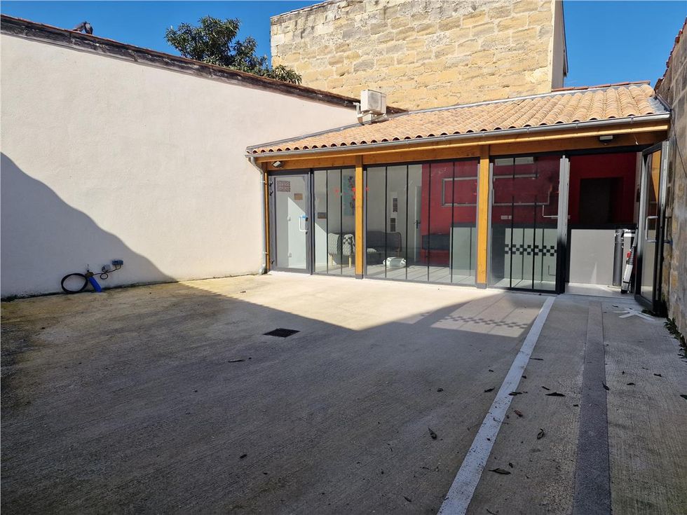 À vendre – Bureau lumineux avec cour de 60 m² à proximité immédiate de la Gare Saint-Jean