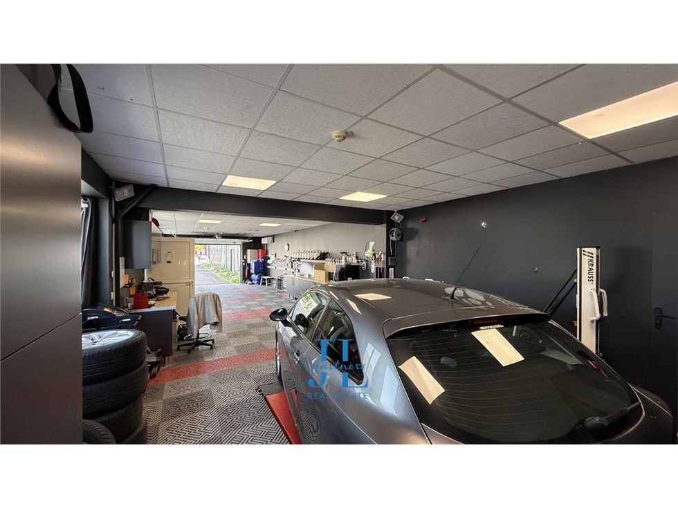 À LOUER – LOCAL COMMERCIAL 93 M² – PESSAC – PROXIMITÉ BERSOL – FUTUR ERP