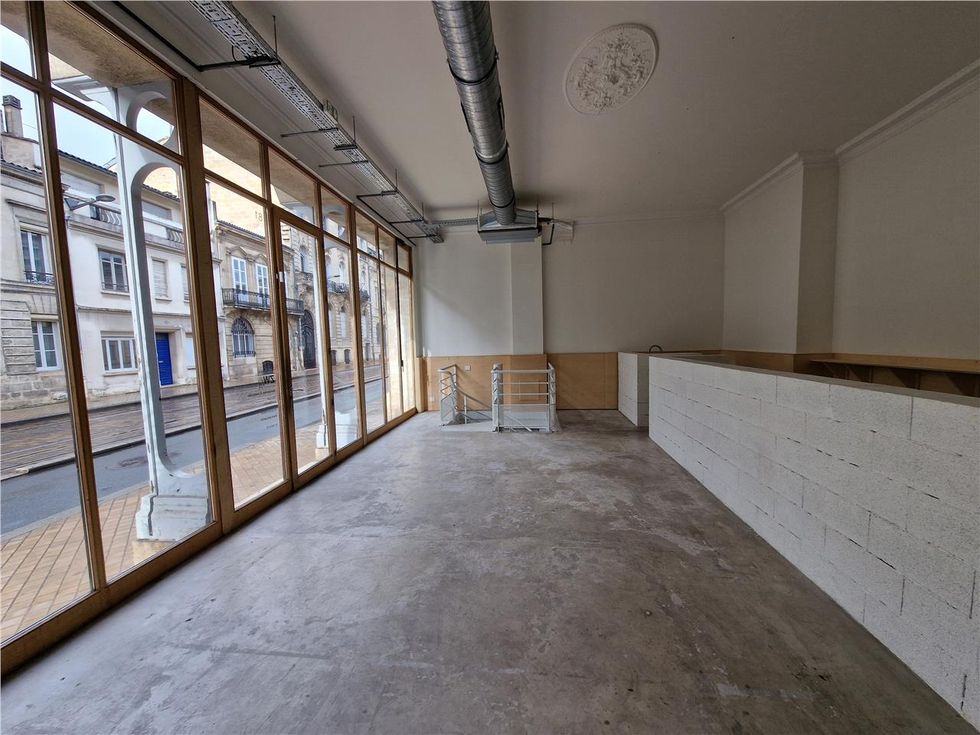 À LOUER – LOCAL COMMERCIAL OU PROFESSIONNEL DE 123 M² – COURS DE SÉGUEY, BORDEAUX