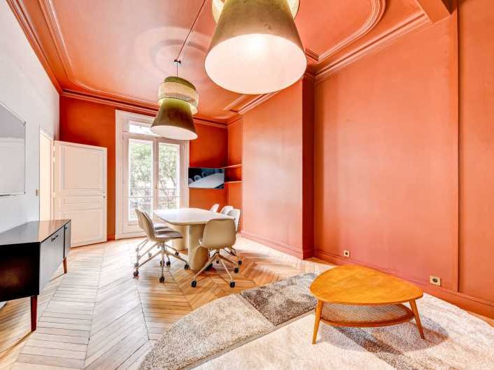 Dans un immeuble haussmannien un plateau de burea