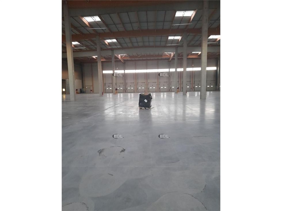 Location Entrepôt 8200.0 m² non divisibles