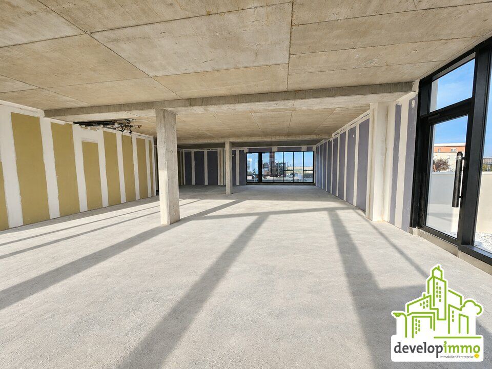 Location local commercial - 179 m²