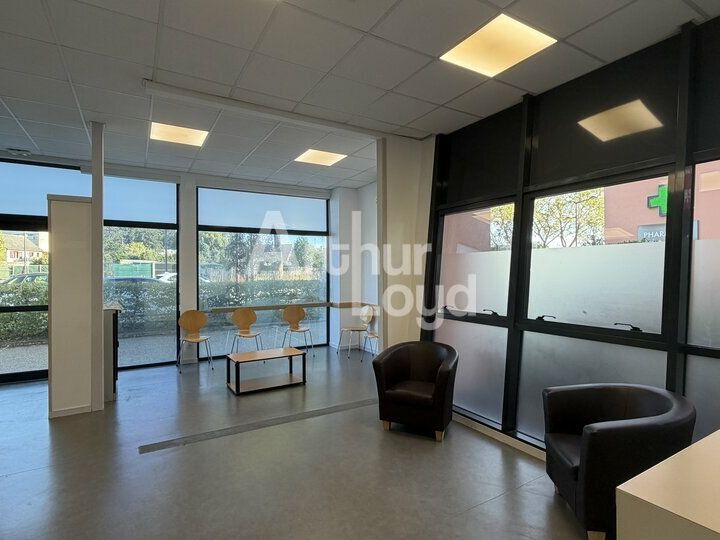 À LOUER : BUREAUX D'ENVIRON 70,19 m² - REZ DE CHAUSSÉE - 2 PARKINGS - ZONE FRANCHE HAOUZA