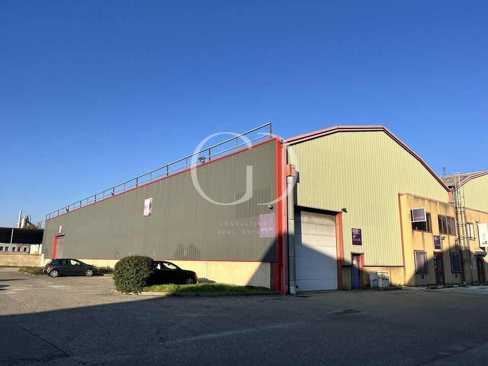 Nous vous proposons un local d'activité à la location de 1100 m2 à proximité direct du centre commercial Parilly et des grands axes routiers. Le local offre une belle hauteur et deux accès de plain pied, idéal pour une activité de stockage. 