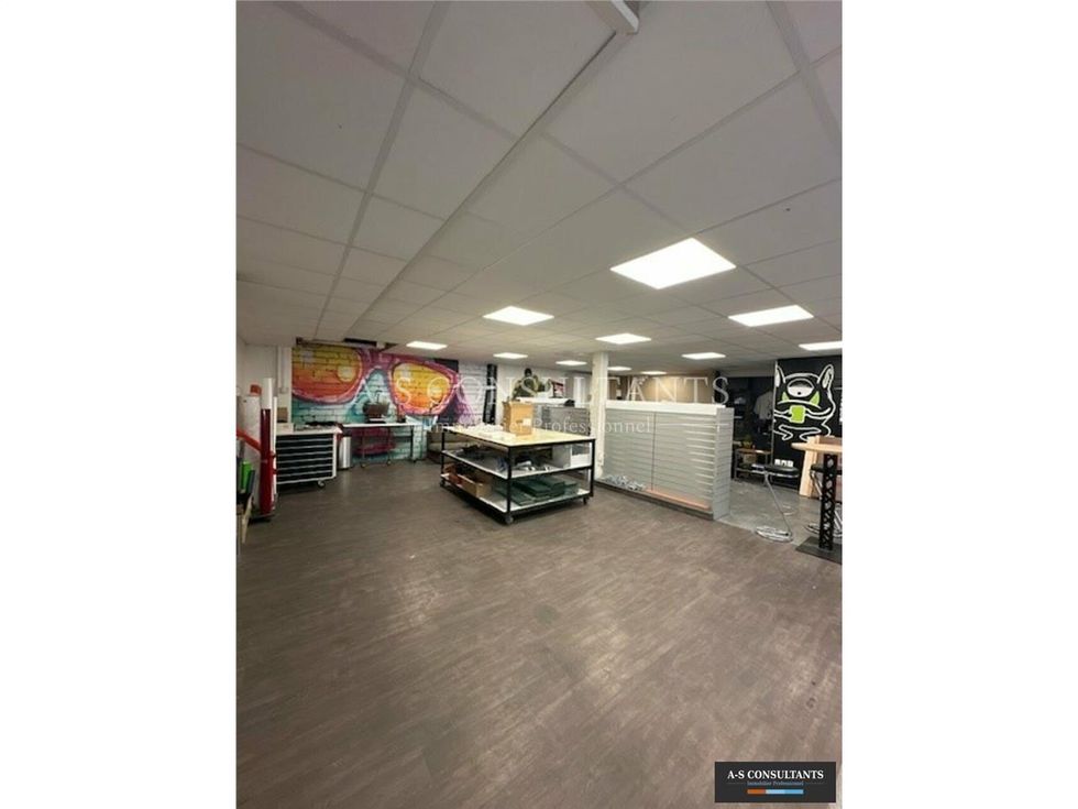 A VENDRE, LA RAVOIRE (73490) - local professionnel / atelier avec stockage 250 m² environ en rez de chaussée + surface de 220 m² environ à l'étage avec 2 bureaux fermés, grand open-space - cuisine entièrement équipée - sanitaires et douche.