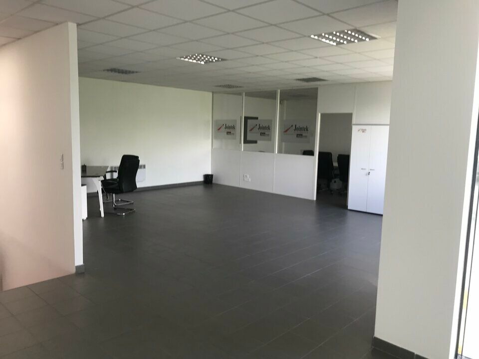 France Locaux vous propose un local d'activité avec bureaux d'accompagnement de zone d'activité de la Cerisaie à Stains et proche du T11 Stains Cerisaie