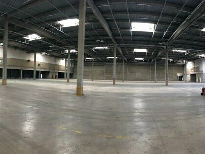 France Locaux vous propose un entrepôt traversant avec quais de déchargement au sein de Garonor, zone logistique, sécurisée aux portes de Paris, au pied des autoroutes A1 et A3.