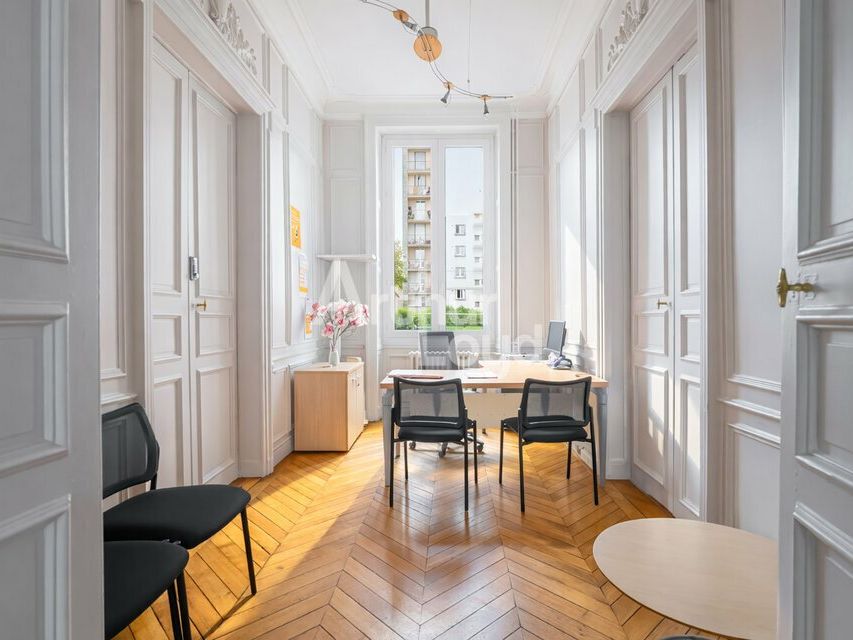 À VENDRE / À LOUER : BATIMENT DE BUREAUX TYPE HAUSMANIEN D'ENVIRON 351 M² - 8 STATIONNEMENTS AÉRIENS -