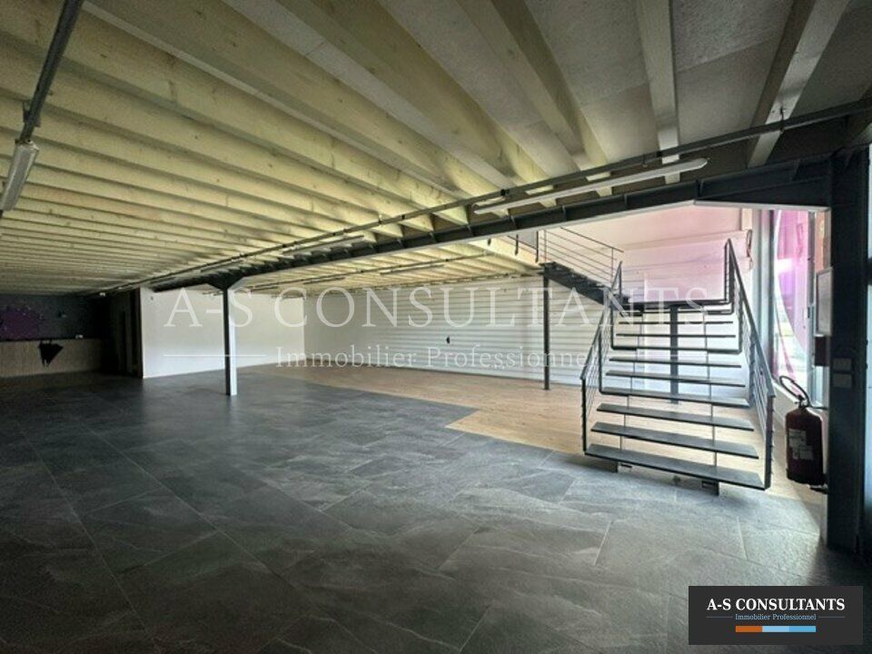 Location local commercial 530 m² non divisibles