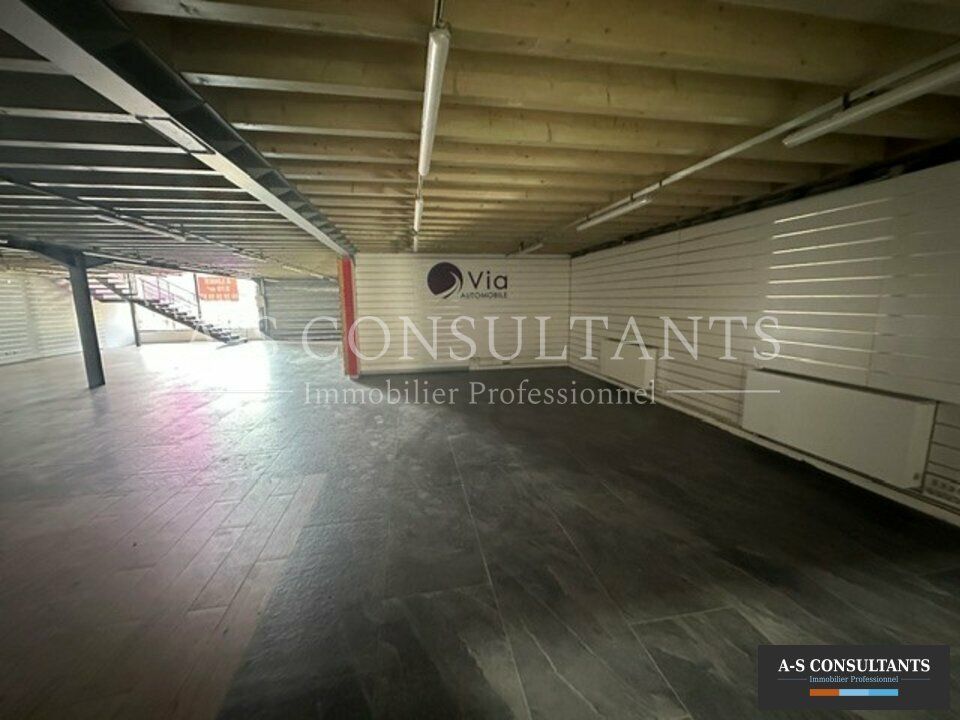 A LOUER - ZONE DES LANDIERS - CHAMBERY (73000) - local commercial avec vitrines sur VRU - atelier avec accès porte sectionnelle - bureaux climatisés en mezzanine - stationnements privatifs.