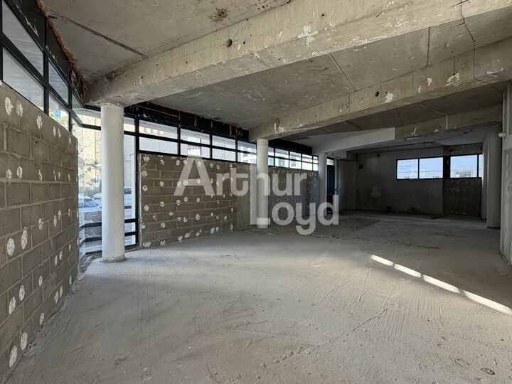À LOUER : CELLULE BRUTE DE BÉTON DE 177.98 M² - 5 STATIONNEMENTS - NOVAXIS GARE SUD LE MANS