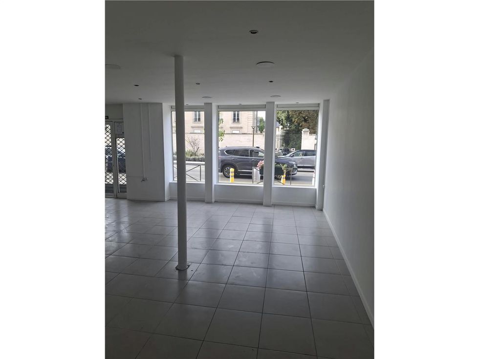 Location local commercial 120 m² à Sèvres