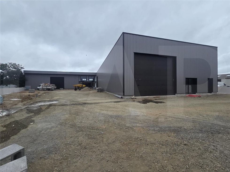 Vente local 482 m² à Trémuson