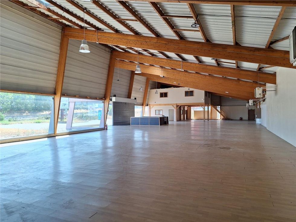 Location local commercial 1273 m² à Beaucouzé