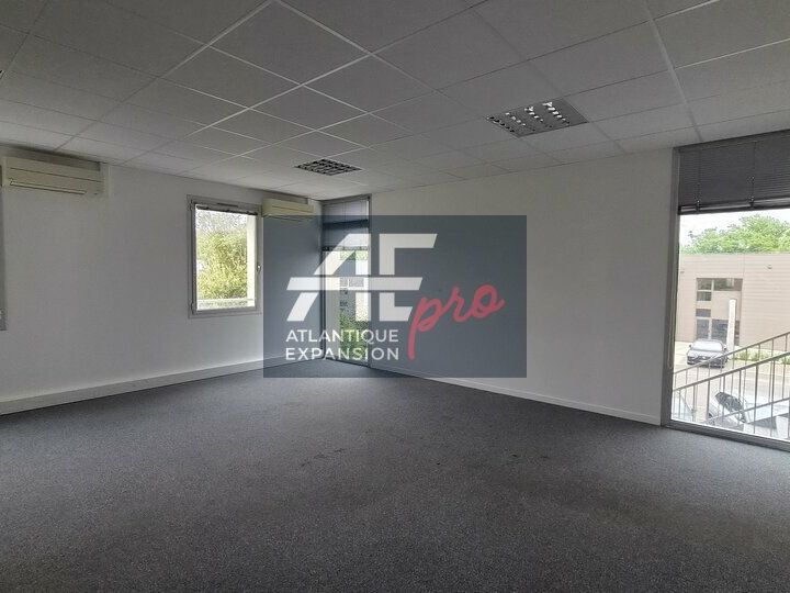 A LOUER BUREAUX  PORNICHET 87 m²  avec places de parking
