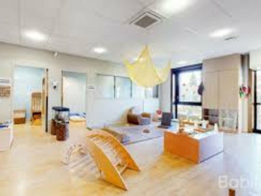 Valoris Estate vous propose à la location un local commercial d'une surface de 141 m² à Charbonnière les Bains.