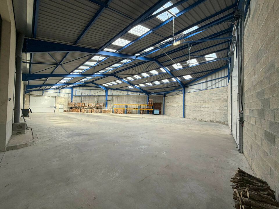 A louer - Bâtiment d'activité d'environ 3390m2 avec une réserve foncière bitumée de 4000m2 secteur Tinqueux