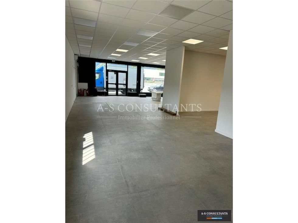 Location local commercial - 300 m²