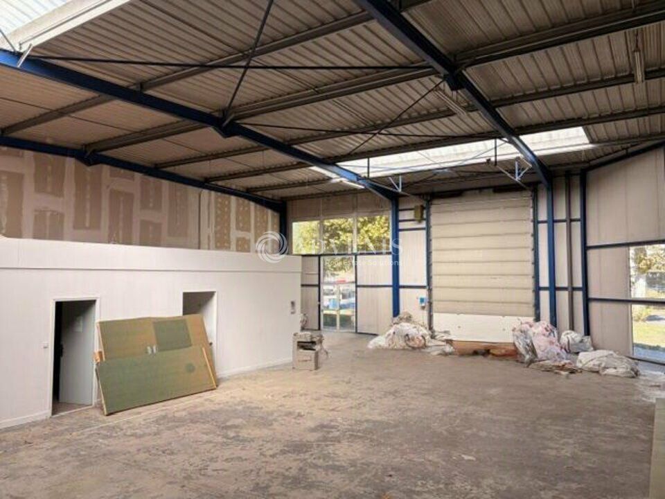 Location local d''activites 353 m² non divisibles
