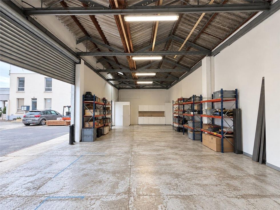 Location local d''activités 187 m² à Houilles