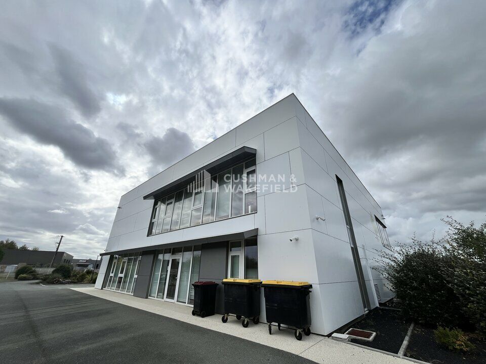 ZA Landrieu Beychac-et-Caillau - Bâtiment indépendant de 626 m² disponible à la location