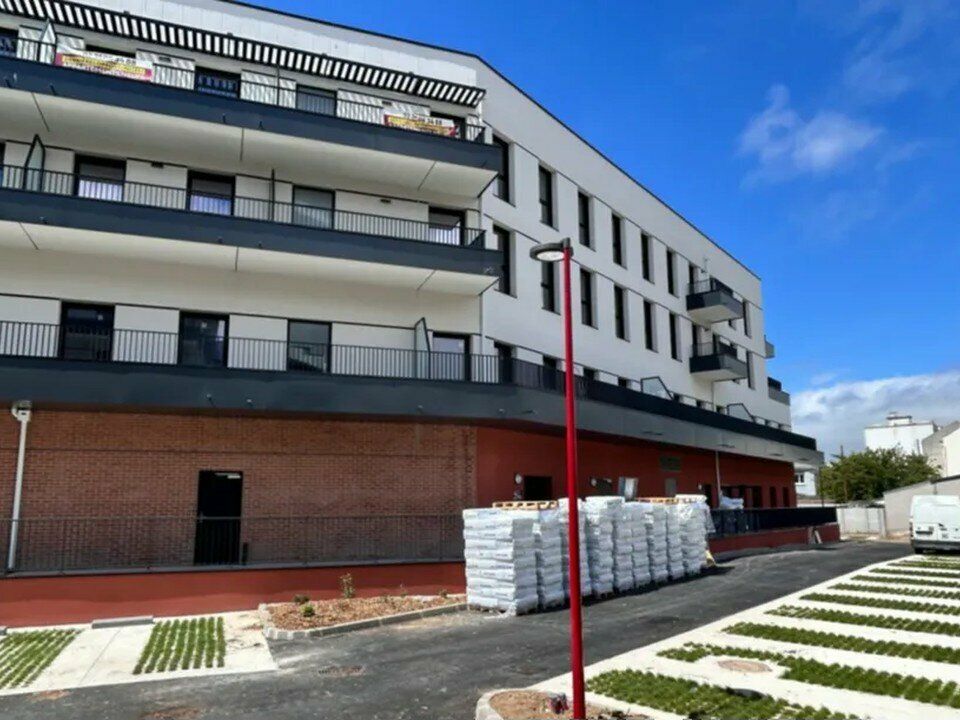 Local commercial neuf de 489 m² avec terrasse à vendre au Havre, axe Amiral Mouchez, 13 places de stationnement