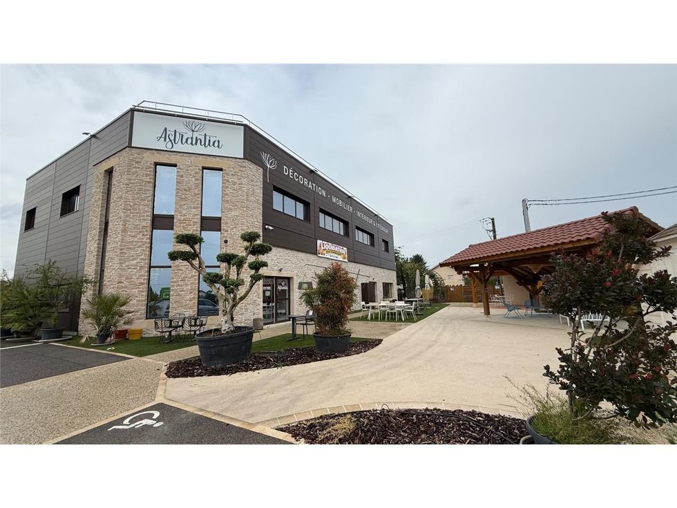 Location commerces 635 m² non divisibles