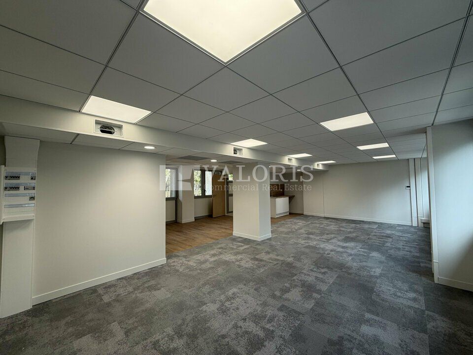 Part-Dieu, rue du Lac : vos bureaux rénovés et climatisés, avec balcon, au pied de la gare