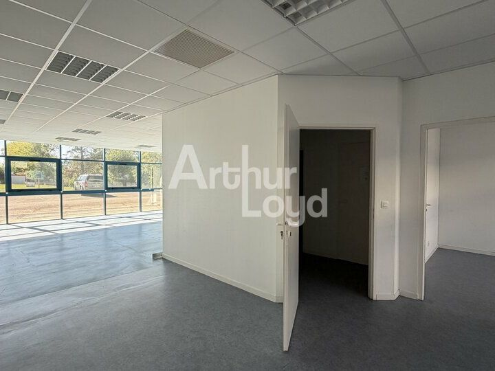 À LOUER : CELLULE EN REZ DE CHAUSSÉE DE 104 M² - PARKINGS - ZI SUD