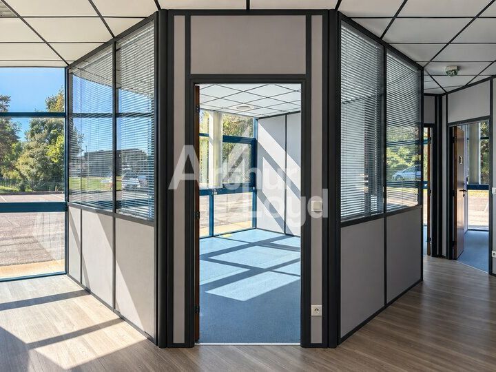 À LOUER : PLATEAU DE BUREAUX EN REZ DE CHAUSSÉE DE 405 M² - PATIO - PARKINGS - ZI SUD