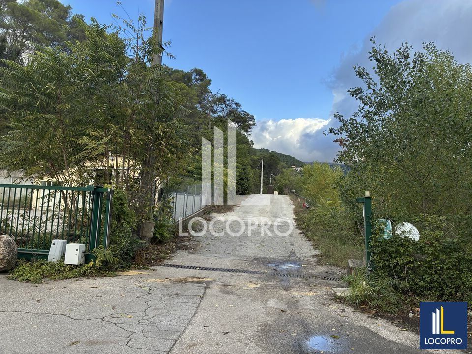 A LOUER - LOCAL D'ACTIVITE - 895 M2 - PEILLON