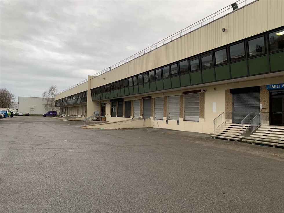 Location entrepôts 1575 m² non divisibles