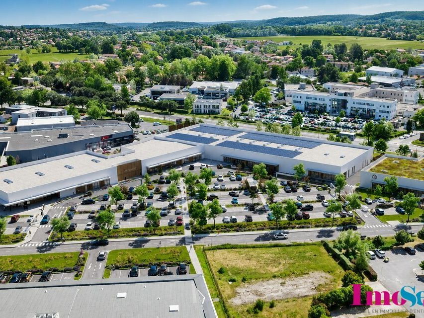 Location local commercial 688 m² non divisibles