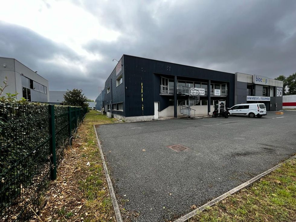 Location local commercial 900 m² non divisibles