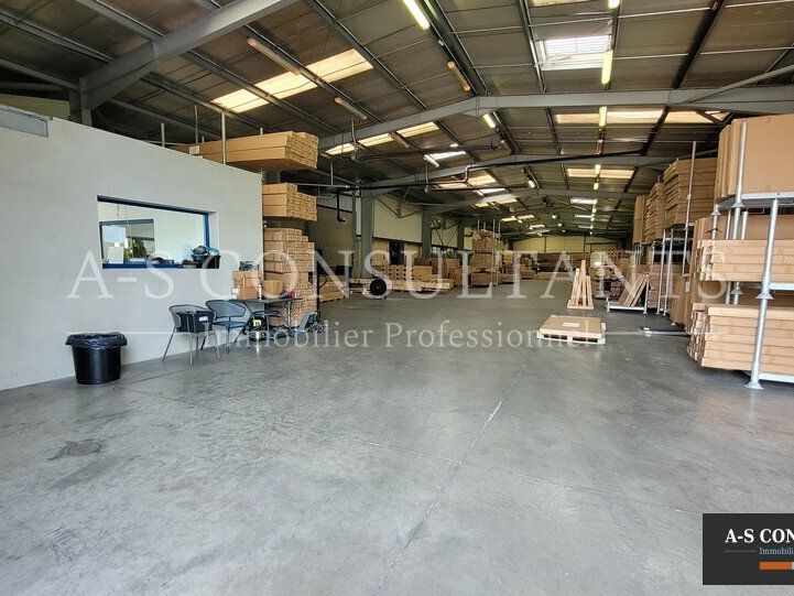 Location local d''activites 2690 m² non divisibles