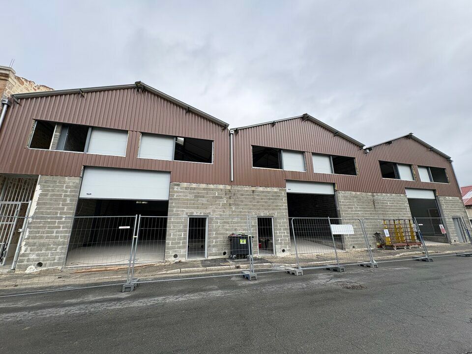 À LOUER — Ensemble de locaux d'activités neufs avec bureaux en mezzanine — Bordeaux Bastide