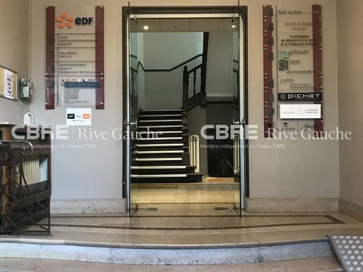 Rive Gauche CBRE vous propose en location des bureaux aménagés, lumineux et rénovés au sein d'un immeuble de bureaux de caractère, situé dans un quartier recherché de Strasbourg. Proche des institutions européennes.