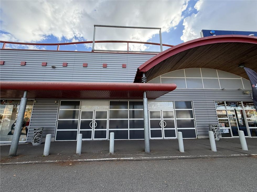 Location local commercial 592 m² à Maurepas