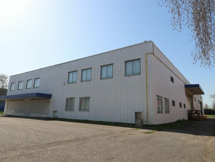 Location local d''activites 910 m² non divisibles