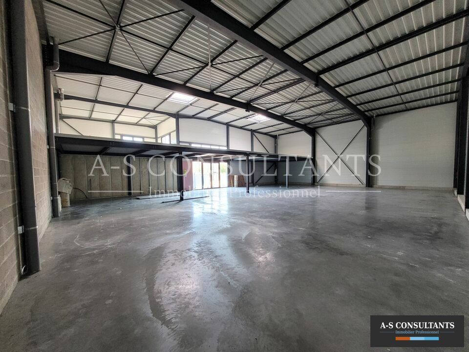 DAVEZIEUX (07430) à vendre local commerciale de 868m² situé en zone commercial avec stationnements privatifs.