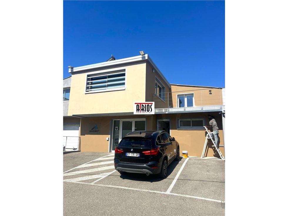 Vente local 320.00 m² à La Farlède