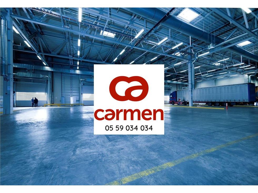 Location local 1400 m² à Anglet