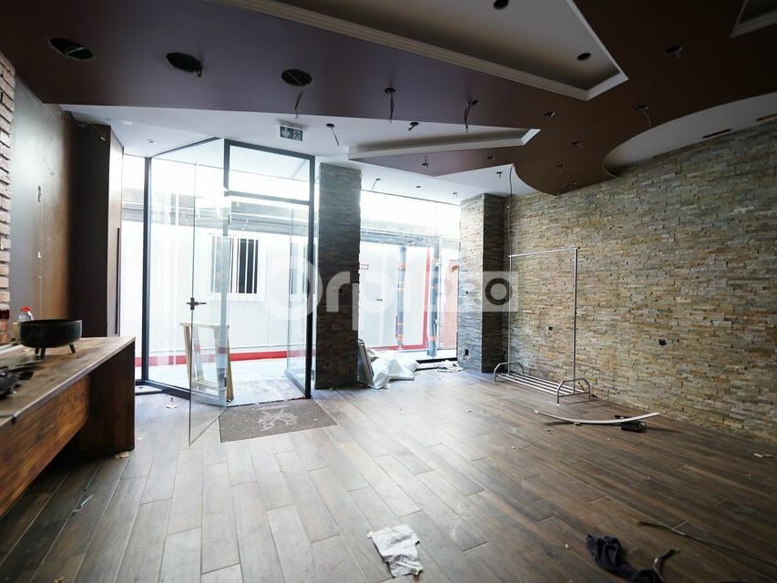 Location local commercial 128 m² non divisibles